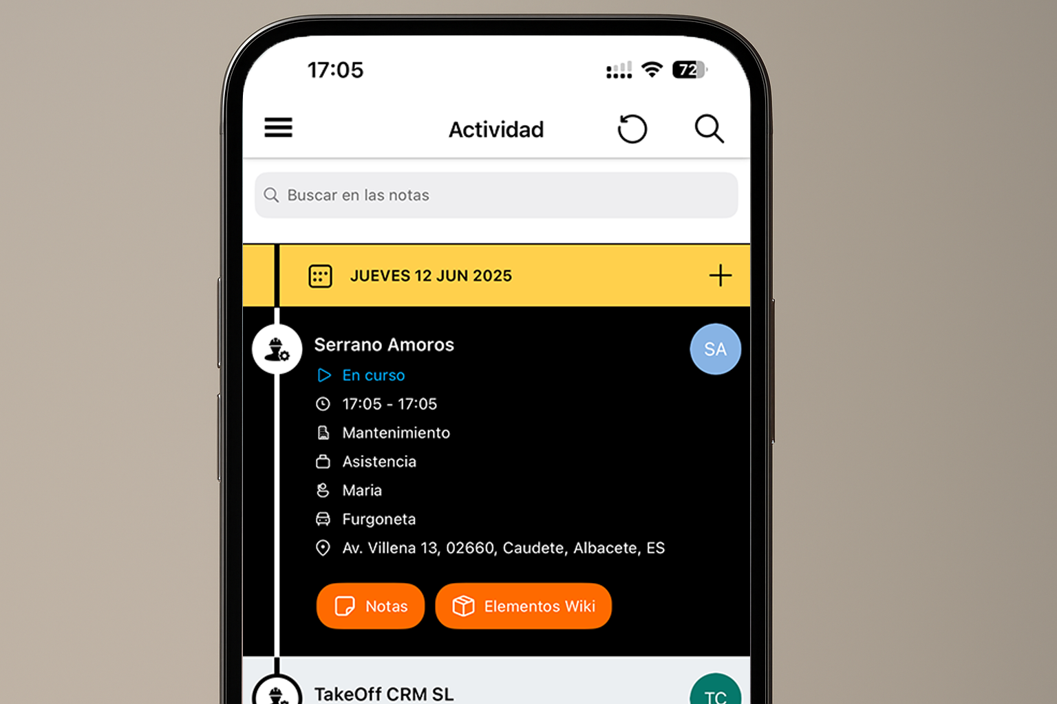 Técnico usando un móvil en el trabajo